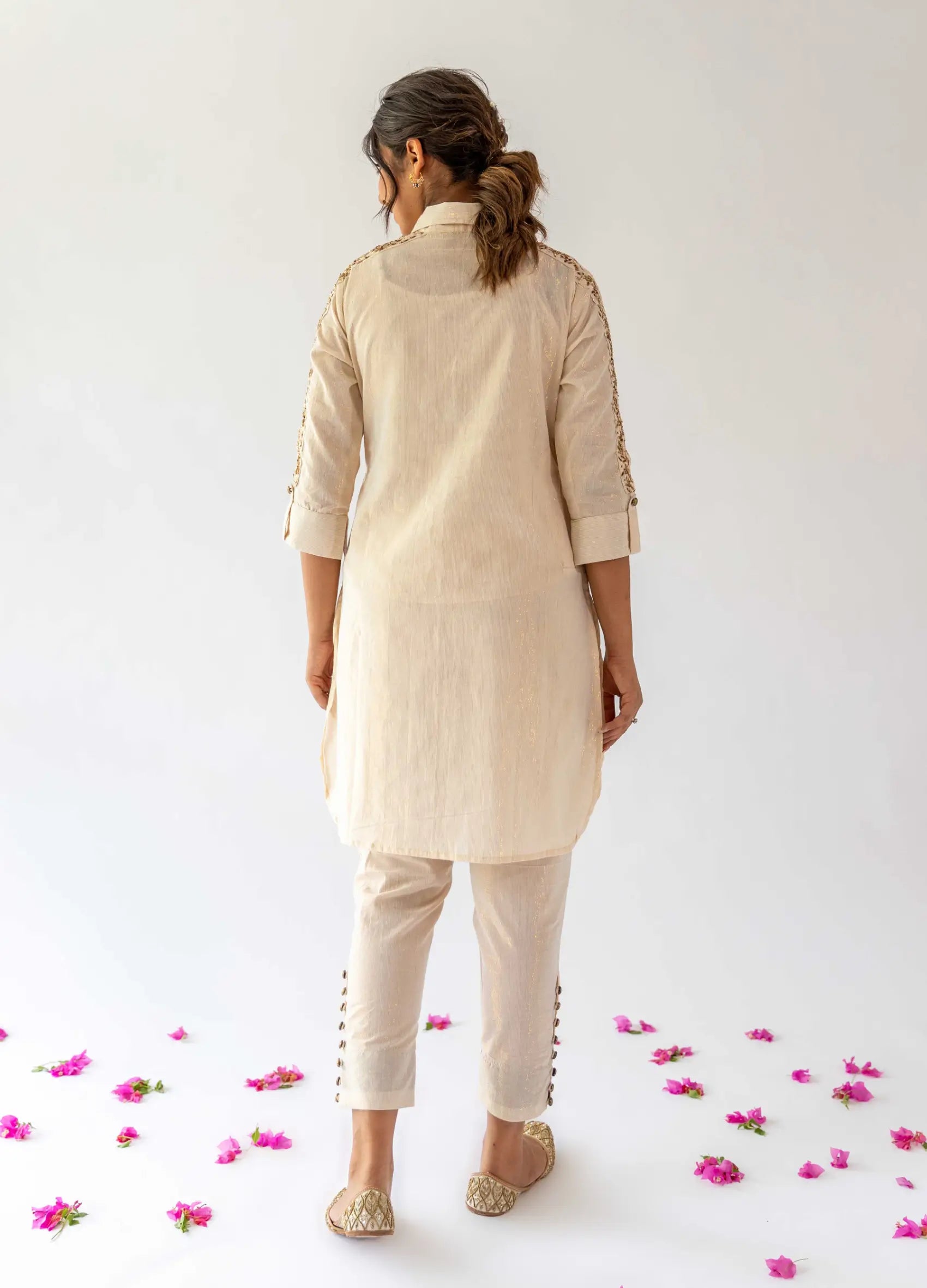 Ivory Long Shirt With Inner And Handwork On The Sleeves - Set Of Two